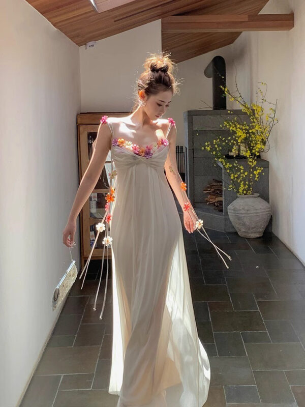 For Women In Summer, High-End And Exquisite One Line Neckline Sleeveless Floral Dress In The Mist